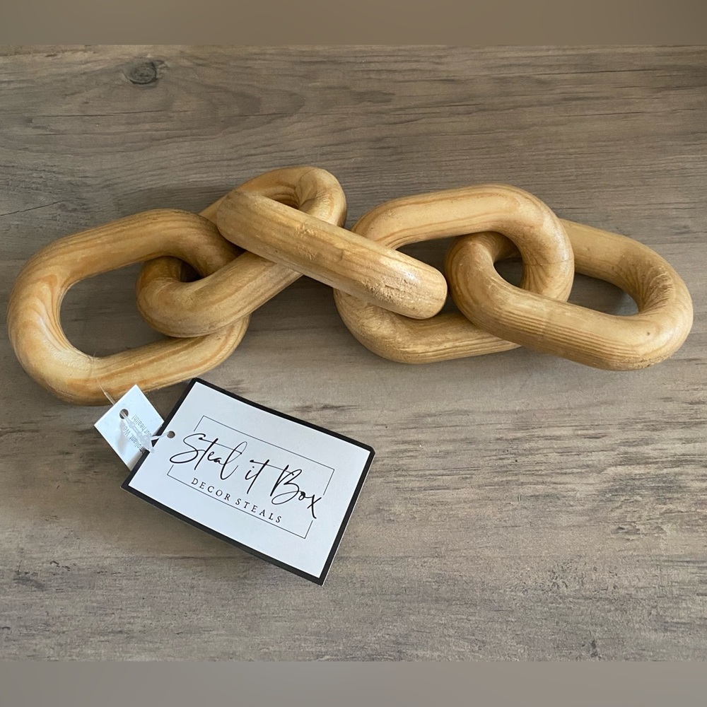 Decor Steals Wooden Chain Links from the Everyday Essentials Steal it Box. NEw